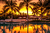 Swimmingpool des Hacienda Tres Rios Resort bei Sonnenuntergang; Riviera Maya, Mexiko.