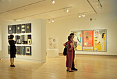 Besucher sehen sich eine Ausstellung zeitgenössischer Kunst im Tacoma Art Museum in Tacoma, Washington, an.