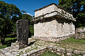 Eine stark verwitterte Stele neben dem Tempel II in den Ruinen der Maya-Stadt Bonampak in Chiapas, Mexiko.