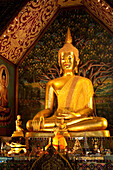 Buddha-Statuen im buddhistischen Tempel Wat Chedi Luang Wora Wihan in Chiang Mai, Thailand.