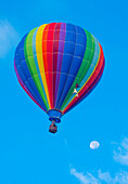 Ballonflug über Albuquerque, New Mexico, während der Albuquerque Balloon Fiesta. Es ist die größte Ballonveranstaltung der Welt.