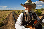 Cowboysänger Colonel Jim Garvey unterhält Fahrgäste im Zug der Grand Canyon Railway.