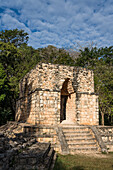 Der Eingangsbogen in den Ruinen der prähispanischen Maya-Stadt Ek Balam in Yucatan, Mexiko. Er hat eine Treppe oder eine Rampe und einen Bogen an allen vier Seiten.