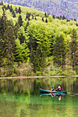 Bohinjer See, Slowenien. Mutter und Sohn beim Kanufahren auf dem Bohinj-See, Triglav-Nationalpark, Julische Alpen, Slowenien, Europa