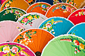 Handbemalte Regenschirme zum Verkauf in der Umbrella Factory in Chiang Mai, Thailand.