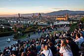 Menschen beobachten den Sonnenuntergang über Florenz, gesehen vom Piazzale Michelangelo Hügel, Toskana, Italien