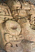 Große Stuckmasken auf den Ruinen einer Maya-Pyramide auf dem Stadtplatz in Acanceh, Yucatan, Mexiko. Spuren der ursprünglichen Bemalung sind noch zu sehen.