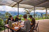 Tourist beim Frühstück im Dschungel im Sky Life Centre im Mashpi Cloud Forest im Choco Regenwald, Ecuador, Südamerika