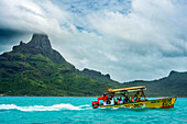 Ein Auslegerboot für Riffausflüge in Bora Bora, Französisch-Polynesien Gesellschaftsinsel.