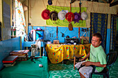 Innenansicht eines traditionellen Hauses in Bora Bora, Gesellschaftsinseln, Französisch-Polynesien, Südpazifik.