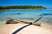 Tropische paradiesische Meereslandschaft auf der Insel Taha'a, Französisch-Polynesien. Motu Mahana Palmen am Strand, Taha'a, Gesellschaftsinseln, Französisch-Polynesien, Südpazifik.