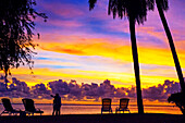 Sonnenuntergang im Le Meridien Hotel auf der Insel Tahiti, Französisch-Polynesien, Tahiti Nui, Gesellschaftsinseln, Französisch-Polynesien, Südpazifik.