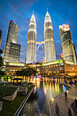 Petronas-Zwillingstürme bei Nacht, Kuala Lumpur, Malaysia
