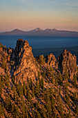Blick vom Paulina Peak im Newberry National Volcanic Monument in Zentral-Oregon. In der Ferne: (v.l.n.r.) Mount Bachelor, South Sister, Broken Top.