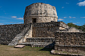 Der Rundtempel oder das Observatorium in den Ruinen der postklassischen Maya-Stadt Mayapan, Yucatan, Mexiko.
