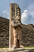 Die in Stein gehauene Stele des Vogel-Jaguar-Pekaris, der im 6. Jahrhundert n. Chr. über Tonina herrschte. Aus den Ruinen der Maya-Stadt Tonina, in der Nähe von Ocosingo, Mexiko.
