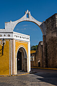 Das Stadttor von Izamal, Yucatan, Mexiko, bekannt als die Gelbe Stadt. Die historische Stadt Izamal gehört zum UNESCO-Weltkulturerbe.