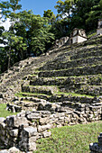 Tempel III, IV und V auf der Spitze einer Pyramide in den Ruinen der Maya-Stadt Bonampak in Chiapas, Mexiko.