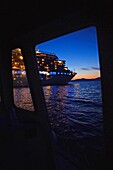 Boot, das Touristen vom Hafen von Mykonos zum Kreuzfahrtschiff bringt, Griechische Inseln, Griechenland
