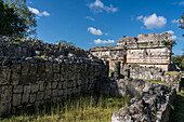 Die Iglesia oder Kirche und der Nonnenklosterkomplex in den Ruinen der großen Maya-Stadt Chichen Itza, Yucatan, Mexiko. Die prähispanische Stadt Chichen-Itza gehört zum UNESCO-Weltkulturerbe. Im Vordergrund ist ein Wohngebiet zu sehen.
