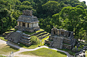 Der Sonnentempel mit Tempel XIV rechts in den Ruinen der Maya-Stadt Palenque, Palenque-Nationalpark, Chiapas, Mexiko. Eine UNESCO-Welterbestätte.
