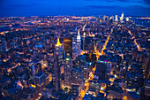 Die New Yorker Wolkenkratzer vom Empire State Building aus gesehen bei Nacht