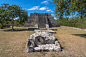 Ein Altar und eine Stufenpyramide in den Ruinen der postklassischen Maya-Stadt Mayapan, Yucatan, Mexiko.