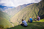 Touristen bei den Winaywayna-Inka-Ruinen, auf dem Inka Trail Trek Tag 3, Region Cusco, Peru