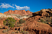 Schroffe erodierte geologische Formationen im Capitol Reef National Park in Utah.