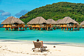 Das Luxusresort Le Bora Bora by Pearl Resorts auf der Insel Motu Tevairoa, einem kleinen Eiland in der Lagune von Bora Bora, Gesellschaftsinseln, Französisch-Polynesien, Südpazifik.