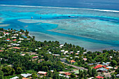 Typische Häuser, Straße und Riff sehen, Insel Moorea (Luftaufnahme), Inseln über dem Winde, Gesellschaftsinseln, Französisch-Polynesien, Pazifischer Ozean.