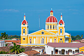 Die Kathedrale von Granada in Granada, Nicaragua. Die ursprüngliche Kirche wurde 1583 erbaut und 1915 wiederaufgebaut.