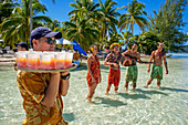 Insel Taha'a, Französisch-Polynesien. Polynesische Musik und Tänze auf dem Motu Mahana, Taha'a, Gesellschaftsinseln, Französisch-Polynesien, Südpazifik.