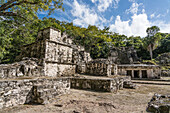 Struktur 7H-3 in den Ruinen der Maya-Stadt Muyil oder Chunyaxche im UNESCO-Weltbiosphärenreservat Sian Ka'an in Quintana Roo, Mexiko.