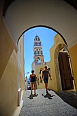 Turm der Kathedrale des Heiligen Johannes des Täufers in Fira, Santorin, Griechische Inseln, Griechenland