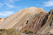 Farbenfrohe geologische Formationen auf dem Berg der sieben Farben bei Calingasta, Provinz San Juan, Argentinien.