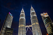 Petronas Twin Towers bei Nacht, Kuala Lumpur, Malaysia