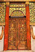 Tür des buddhistischen Tempels Wat Fon Soi in Chiang Mai, Thailand.