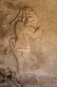 Eine in einen Stuckfries des Kukulkan-Tempels in den Ruinen der postklassischen Maya-Stadt Mayapan, Yucatan, Mexiko, eingemeißelte Figur.