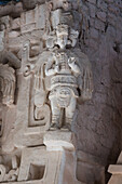 Der Tempel "Der Thron" oder "El Trono" auf der Akropolis beherbergte das Grab von König Ukit Kan Le'k Tok', der von 770 bis etwa 797 n. Chr. über Ek Balam herrschte. "El Trono" enthält kunstvolle Stuckschnitzereien und Figuren. Die prähispanischen Ruinen der Maya-Stadt Ek Balam in Yucatan, Mexiko.