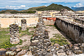 Der Palast der 6 Patios war eine Unterkunft für die Elite von Yagul und wurde um sechs grasbewachsene Patios herum gebaut. Die Wände waren mit Stuck verkleidet und bemalt. Yagul, Oaxaca, Mexiko.