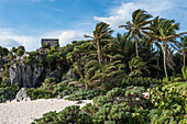 El Castillo oder die Burg ist der größte Tempel in den Ruinen der Maya-Stadt Tulum an der Küste des Karibischen Meeres. Tulum-Nationalpark, Quintana Roo, Mexiko.