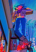 Das Las Vegas Vic Cowboy-Neonschild am ehemaligen Pioneer Casino in der Fremont Street in Las Vegas. Das klassische Schild wurde 1951 gebaut.