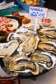 Viagra in einer Muschel - frische Austern zum Verkauf auf dem Fischmarkt am Fisherman's Wharf, Monterey, Kalifornien.