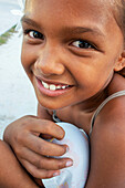 Einheimisches Mädchen glücklich auf der Insel Fakarava, Tuamotus-Archipel, Französisch-Polynesien, Tuamotu-Inseln, Südpazifik.