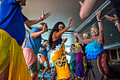 Polynesischer Tanzkurs auf dem Kreuzfahrtschiff Paul Gauguin. Frankreich, Französisch-Polynesien, Polynesien, Südpazifik.