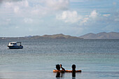 Paar im Infinity-Pool des Likuliku Resorts, Malolo Island Mamanucas Inselgruppe Fidschi