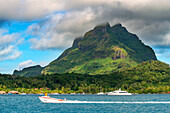Boot und Blick auf den Berg Otemanu, Bora Bora, Gesellschaftsinseln, Französisch-Polynesien