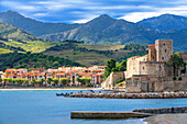 Royal castle of Collioure and landscape seaside beach of the picturesque village of Colliure, near Perpignan at south of France Languedoc-Roussillon Cote Vermeille Midi Pyrenees Occitanie Europe