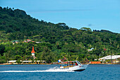 Topdive-Tauchzentrum Boot in Bora Bora Vaitape Dock, Gesellschaftsinseln, Französisch-Polynesien, Südpazifik.